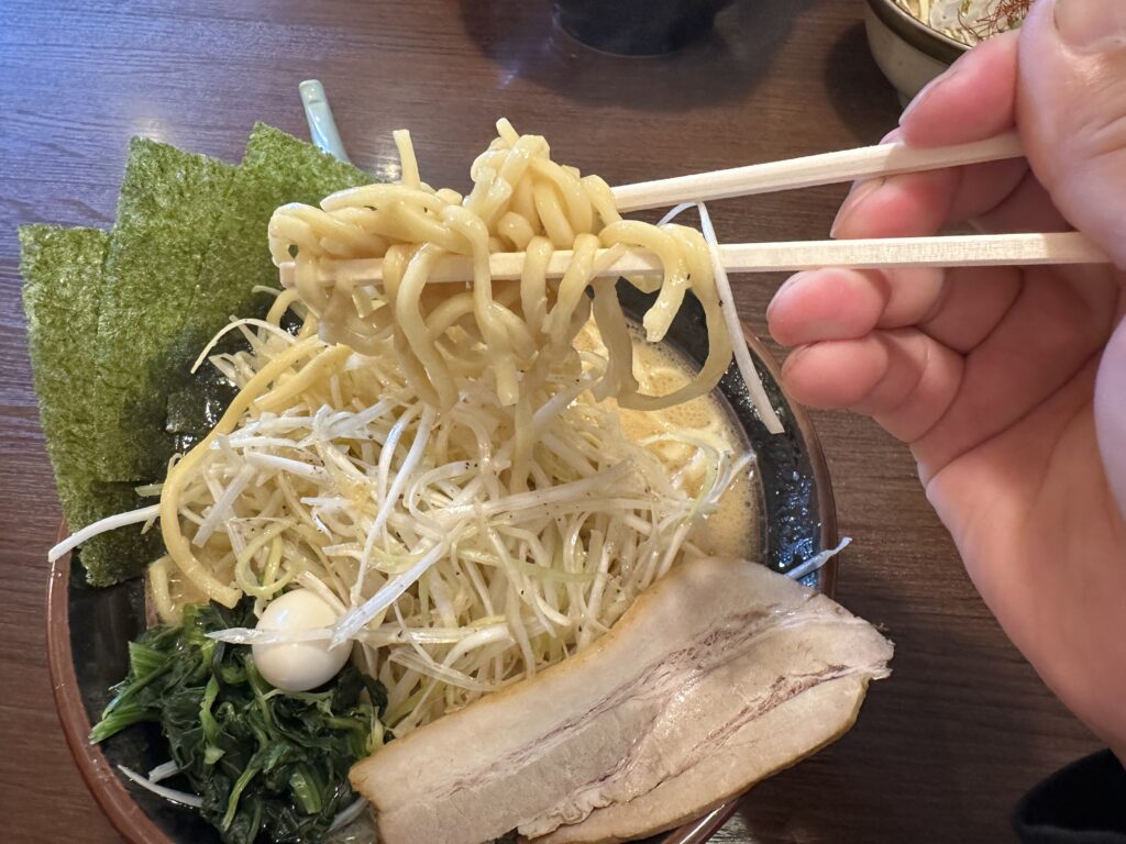 中太麺をすくい上げている