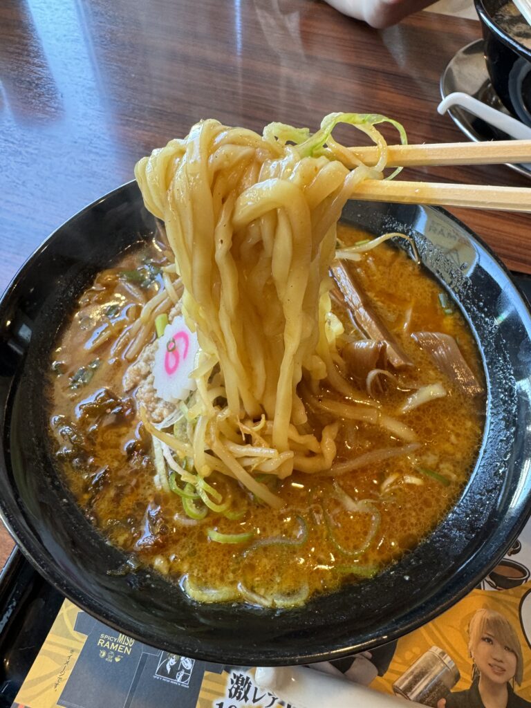 「SPICY MISO RAMEN 魯珈」
佐野ラーメン系な平打ち麺